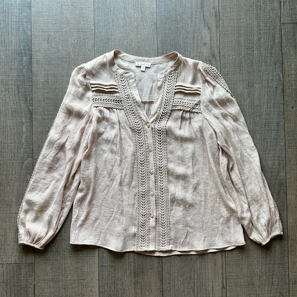 NWOT Eyelet patterned neutral tone blouse size S - Picture 9 of 10